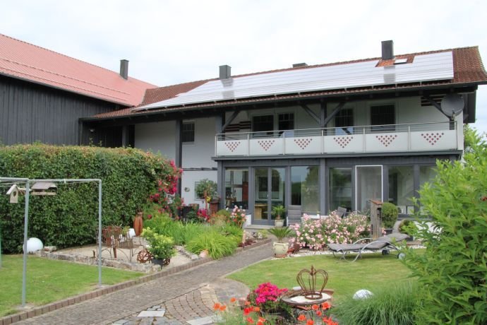 Großzügiges  Anwesen mit Wohnhaus, Nebengebäuden und parkähnlichem Garten  in Ortsrandlage von Kevenhüll