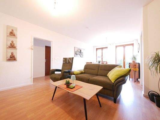 Wohn-/ Essbereich mit Zugang zur Terrasse und in den Garten