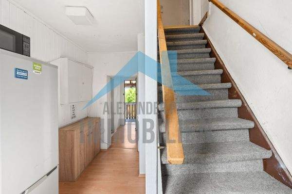 Flur & Treppe zum Dachgeschoss