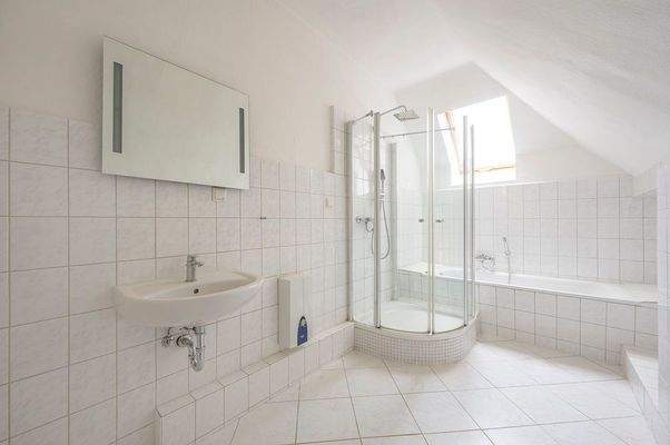 Badezimmer mit viel Tageslicht