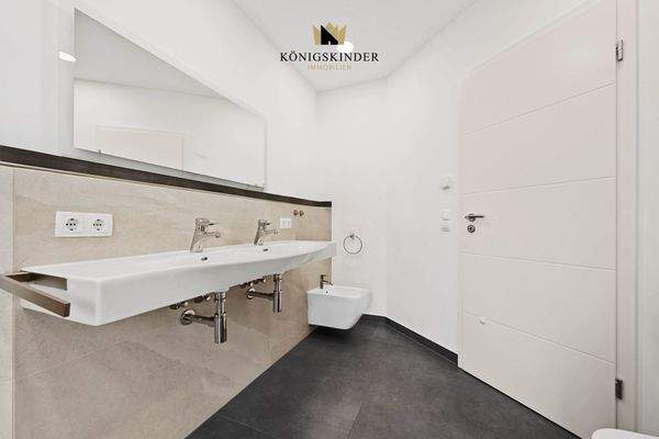 ...direkt daneben das große Bad...