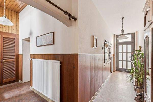 Eingangsbereich-Garderobe -Diele und Zugang zu Etagen und Ausgang Innenhof 