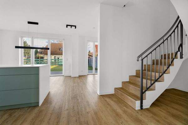 Flur mit Blick in den Wohn-Essbereich