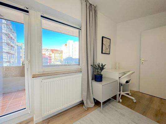 Helles Zimmer mit Balkon