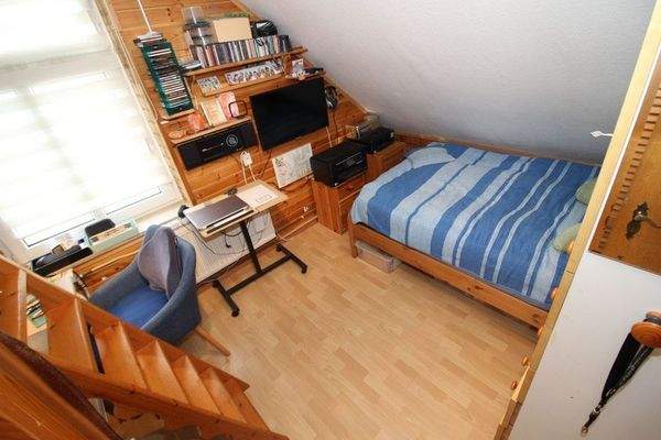 Zimmer mit Zugang zum Dachboden 
