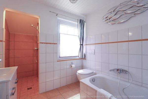 Badezimmer mit ebenerdiger Dusche, Badewanne, WC und Handwaschbecken