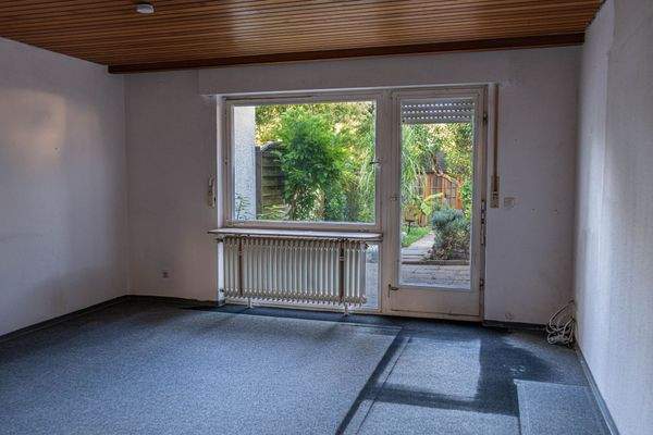 Wohnzimmer mit Zugang in den Garten 