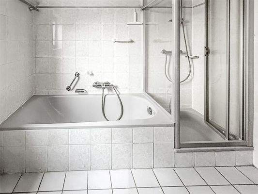 Bad mit Wanne + Dusche