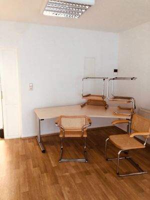 2.Raum Schreibtisch mit Stühlen