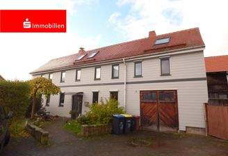 Straßenansicht mit Toreinfahrt