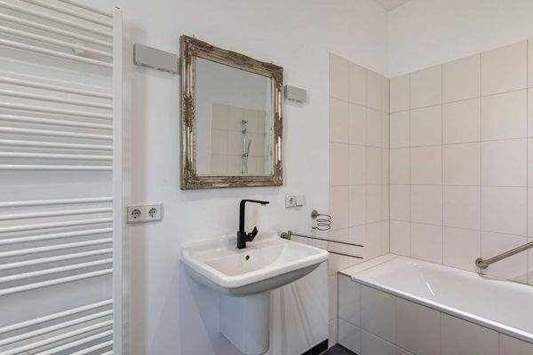 1 OG: Bad en Suite TGL mit Wanne 