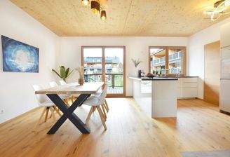 Neuwertige Küche mit hochwertigen Elektrogeräten