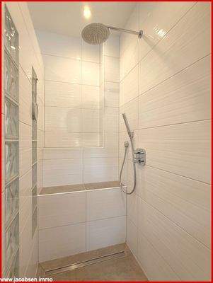 Badezimmer mit Wanne und Dusche im Erdgeschoss