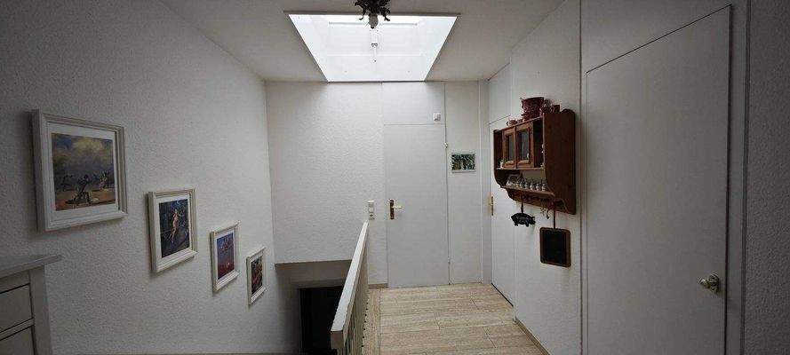 Flur Treppenhaus mit Oberlichtfenster
