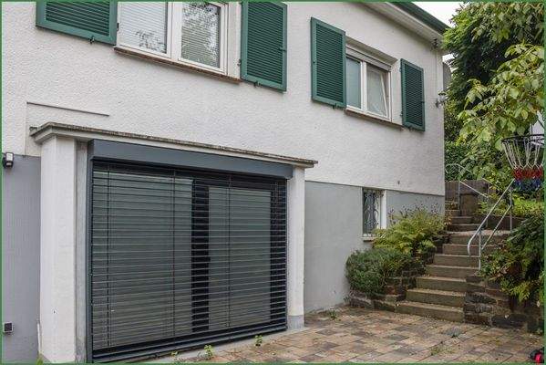 Große Schiebetür zum Wohnbereich im Untergeschoss