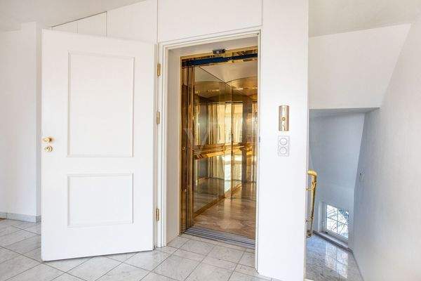 Mit dem Fahrstuhl in die Wohnung