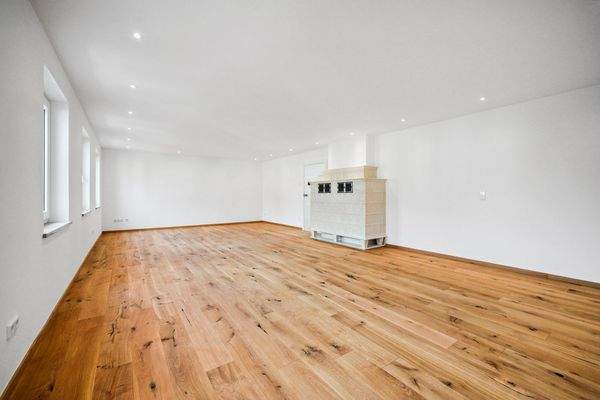 großzügiges Wohnzimmer