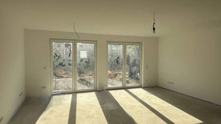 Wohnzimmer mit Ausblick in den Garten