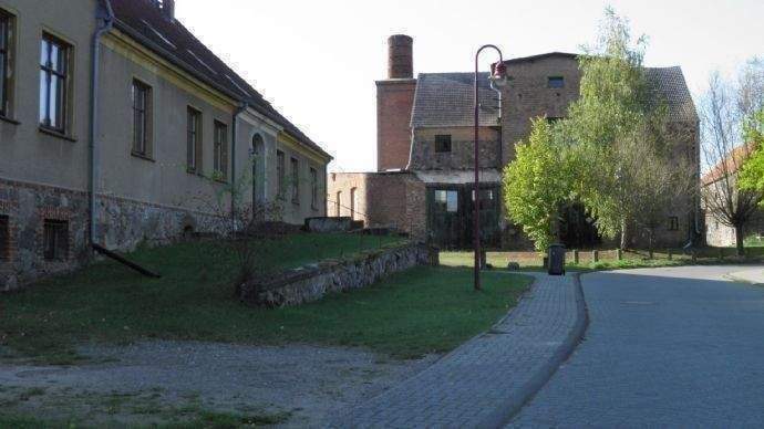 Gegenüberliegende Altbebauung, Wohnhaus u.Gutshof 