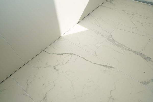 Großformatige Fliesen im Bad