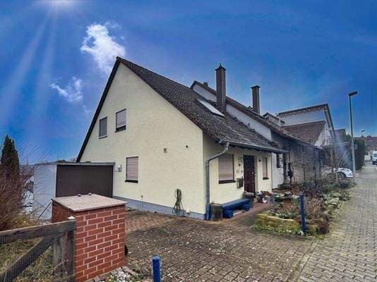 Seitenansicht mit Garage + Stellplatz