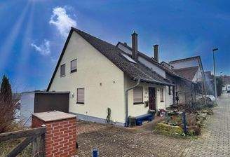 Seitenansicht mit Garage + Stellplatz