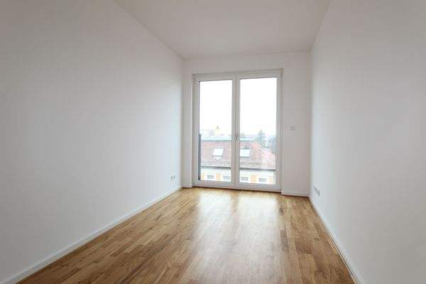 Leerer Wohnraum mit Fenster