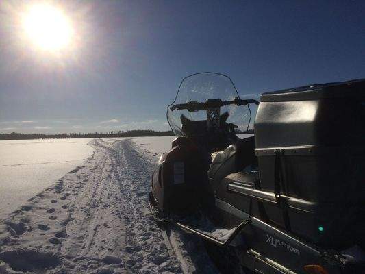Snowmobil im Schnee.JPG