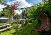 Blick durch den Garten auf das Haus