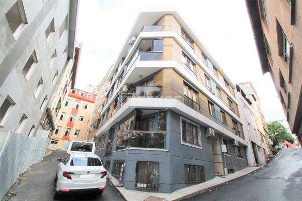 Real Estate 100 m from Tersane Istanbul in Beyoglu