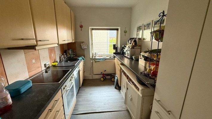 Küche mit Einbauchküche