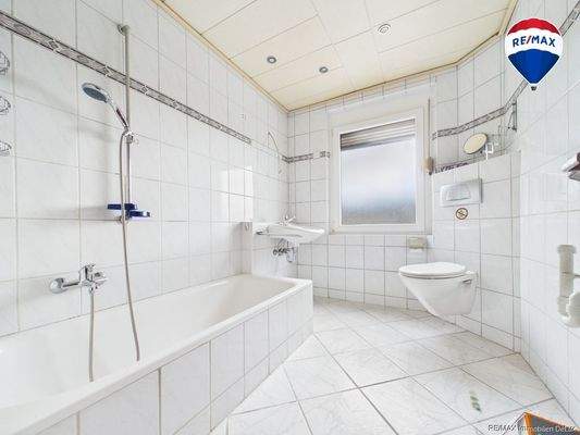 REMAX Immobilien DeLux Mehrfamilienhaus Badezimmer Saarbrücken Mark Borowicz