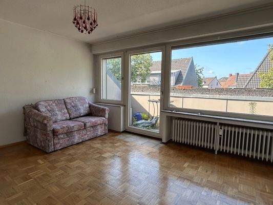 Wohnzimmer mit Zugang zum Balkon