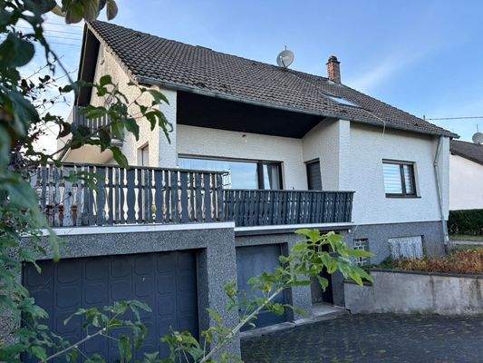 Wohnhaus mit Doppelgarage