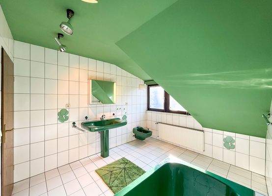 Tageslichtbad mit Wanne