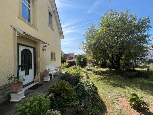 Hauseingang mit Gartenansicht