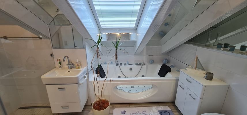 DG Bad mit Wanne und Dusche