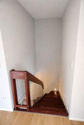 massive Holztreppe ins EG