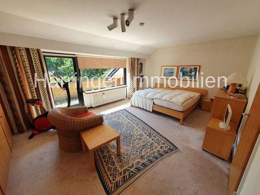 Großes Schlafzimmer mit Loggia