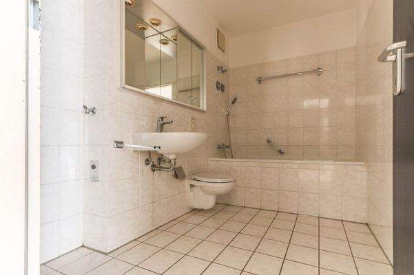 Wannenbad mit Waschplatz