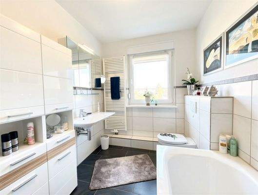 Tageslichtbad mit Wanne im 1. OG