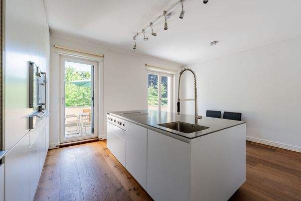 Light-flooded cooking and living space