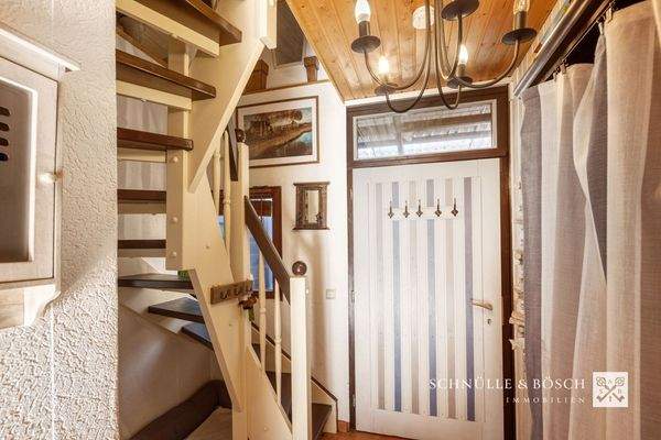 Eingangsbereich und Treppe ins Dachgeschoss