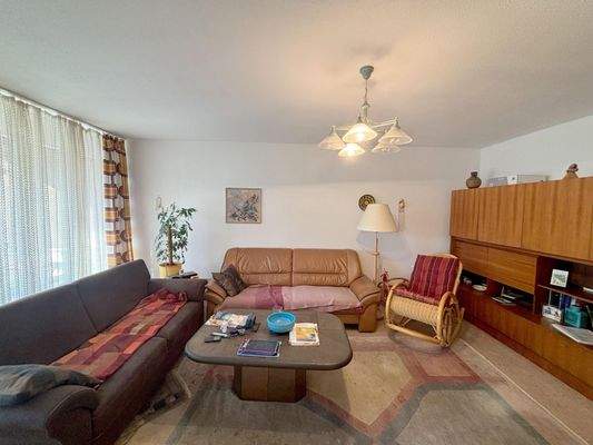 großes Wohnzimmer ...