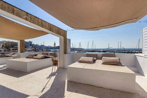 Überdachte Terrasse mit Sonnenbetten