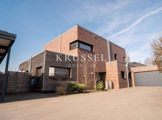 Eine Doppelgarage sowie ein Doppelcarport