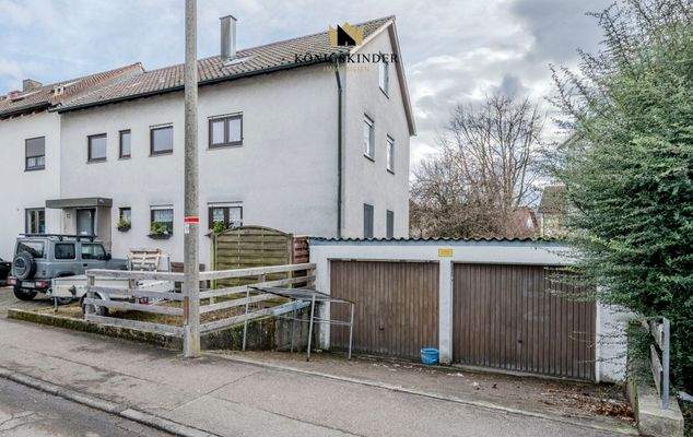 Haus mit 2 Garagen und Stellplatz