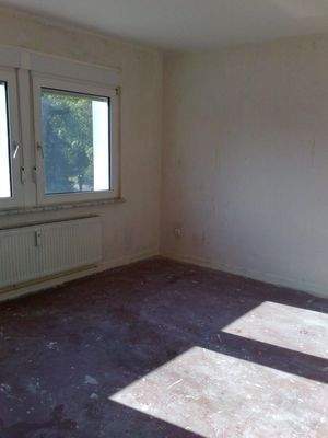 Blick von Wohnküche in einen Schlafraum