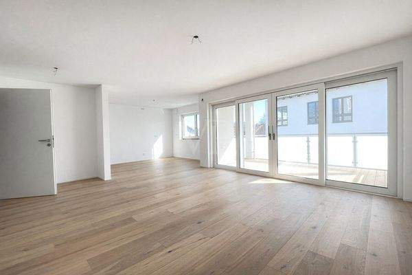 Offener Wohnbereich mit Zugang zum Balkon