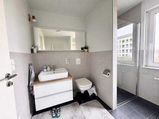 Badezimmer mit Dusche & Wanne